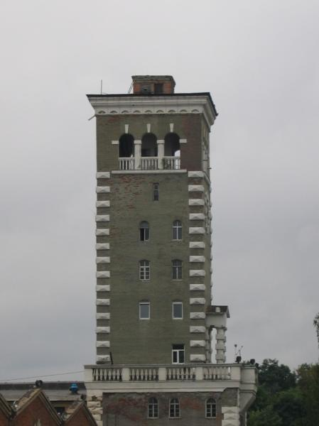 Башня с обратной стороны с экзотическими часами.